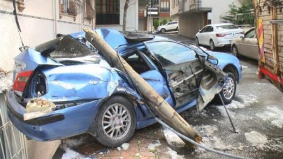 KÜÇÜKÇEKMECEDE KAMYON SÜRÜKLEDİĞİ OTOMOBİLLE DUVARA ÇARPTI