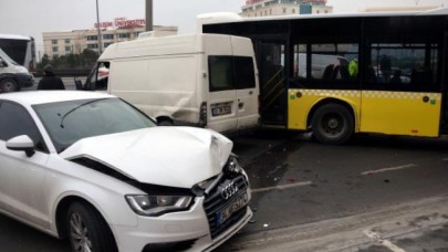 AVCILARDA KAYARAK YOLU KAPATAN İETT OTOBÜSÜNE İKİ ARAÇ ÇARPTI