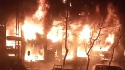 Beylikdüzünde ikinci el eşya satan iş yeri alev alev yandı