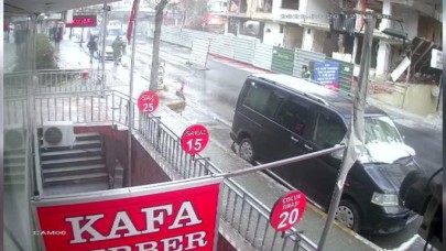 Avcılarda 5 katlı boş binanın yıkım çalışmaları sırasında çökmesi kameralara yansıdı