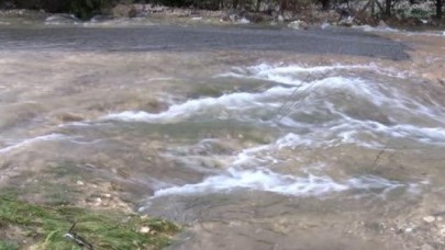 BÜYÜKÇEKMECEDE İSKİ BORUSU PATLADI; YOLLAR GÖLE DÖNDÜ