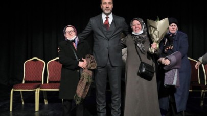 BAŞKAN YILMAZ KADINLAR İLE BİRLİKTE TİYATRO İZLEDİ