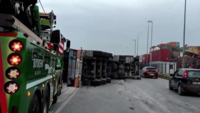 Beylikdüzünde kağıt yüklü tır devrildi