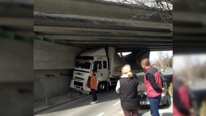 Küçükçekmecede tır köprüye sıkıştı