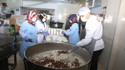 Küçükçekmece Aşevi kazanları Küçükçekmeceliler için kaynıyor!