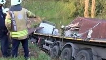 Gecekondunun üzerine tır devrildi