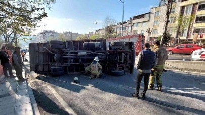 Yokuştan çıkamayan kamyonetin devrilme anı kamerada
