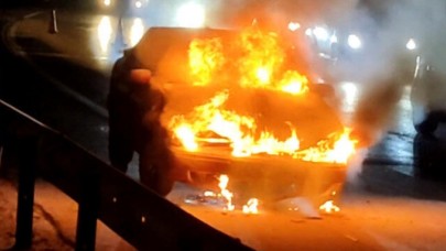 Küçükçekmecede içerisinde bebeklerin bulunduğu otomobil alev alev yandı