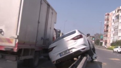 E-5te korkutan kaza... Kontrolden çıkan araç bariyerlere çıktı