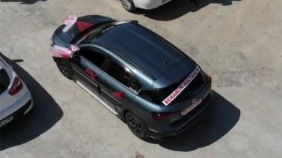 Boşanma davasına gelin arabası gibi süslediği araçla gitti! Arka cama yazdırdığı yazıyı gören gülüyor