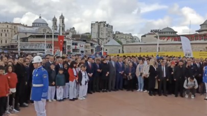 19 Mayısta partililer Taksimde: Cumhuriyet Anıtına çelenk sunma töreni düzenlendi