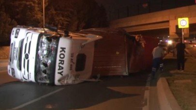 Bakırköyde üst geçide çarpan tır yola devrildi: 1 yaralı