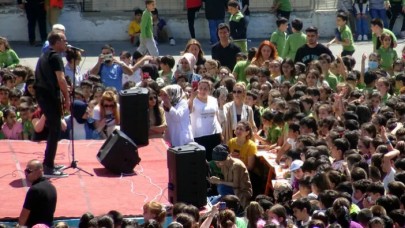 HALUK LEVENTTEN AVCILARDA İLKOKUL BAHÇESİNDE MİNİ KONSER