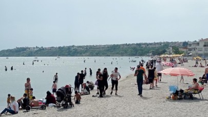 İstanbullular sıcak havada denize girerek serinledi