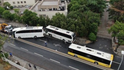 Üsküdarda üç otobüs birbirine girdi