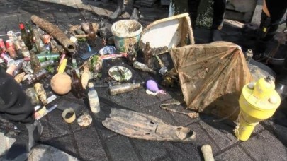 İstanbulda denizden çıkanlar pes dedirtti: Kurusıkı kalaşnikof, kelepçe, motosiklet...