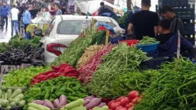 Otomobil sebze ve meyveler arasında kaldı