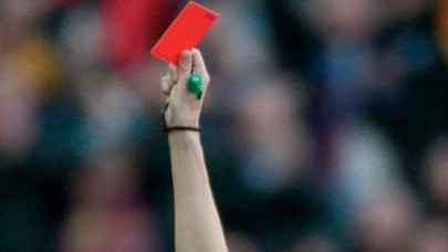 Kırmızı kart gösteren hakemi öldürdüler!