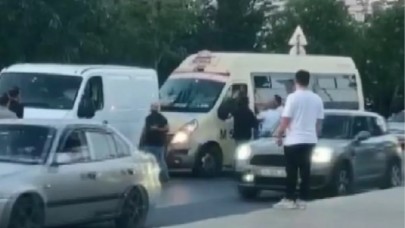 Küçükçekmecede sürücülerin yol verme kavgası