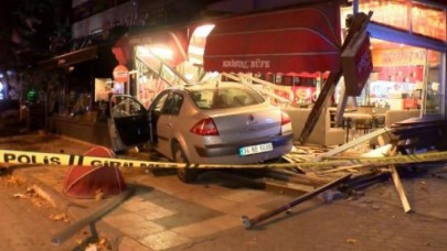 Kadıköyde otomobil büfeye daldı