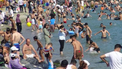 AVCILAR SAHİLİ SICAKTAN BUNALANLARLA DOLUP TAŞTI