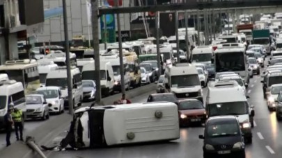 Avcılarda aydınlatma direğine çarpan minibüs devrildi