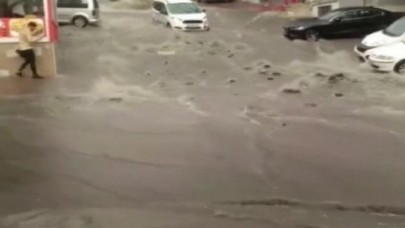 Esenyurt ve Beylikdüzünde etkili olan sağanak yağış rögarları patlattı! Caddeler sular altında kaldı