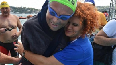 Türkiye’nin ilk engelli belediye başkanı Turan Hançerli, İstanbul Boğazını yüzerek geçti