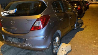 Küçükçekmecede polisten kaçan otomobil park halindeki araçlara çarptı