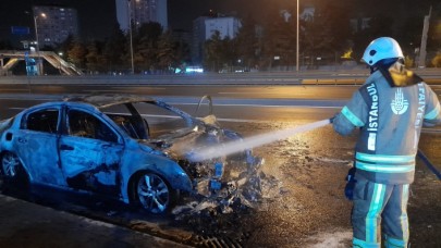 BEYLİKDÜZÜ D-100 KARAYOLUNDA ALEV ALEV YANAN OTOMOBİL KULLANILMAZ HALE GELDİ