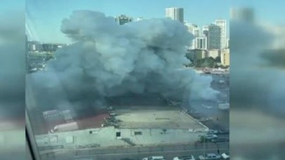 Beylikdüzünde çıkan yangın sonrası yaşanan patlama cep telefonu kamerasına yansıdı