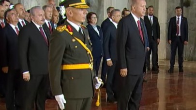 Devlet erkanı Büyük Zaferin 100üncü yılında Atanın huzurunda