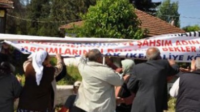 Muhtarın pankartı köylüleri çıldırttı