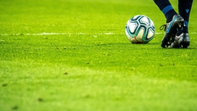Aniden yere yığıldı! Maçta fenalaşan futbolcu kurtarılamadı