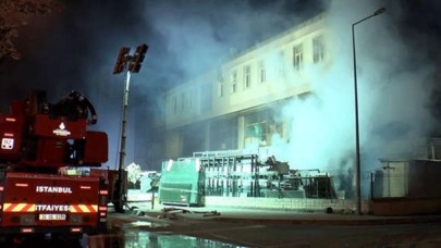 Beylikdüzünde 14 saattir yanan fabrikada itfaiyenin çalışması sürüyor, bir bina tedbir amaçlı boşaltıldı
