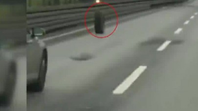 Beylikdüzü E-5te ilginç olay...Yolda ilerleyen lastik kamerada