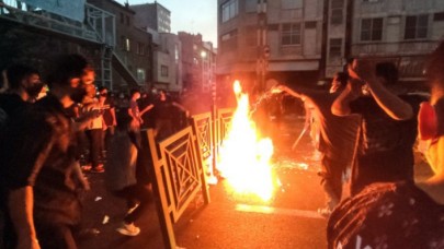 İranda protestolar büyüyor: Hükümet Instagram ve WhatsAppa erişimi engelledi