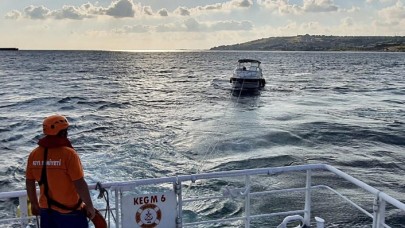 Beylikdüzü açıklarında sürüklenen tekne kurtarıldı