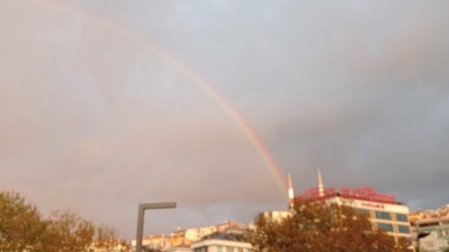 İstanbulda yağmur sonrası gökkuşağı manzarası