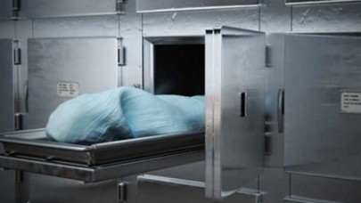 Öldü sanılıp morga konulan kişi ceset torbasını yırtıp çıkmaya çalıştı!