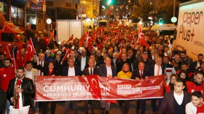 CUMHURİYET COŞKUSUNA ORTAK OLMAK İÇİN BİNLER, KÜÇÜKÇEKMECE’DE BULUŞTU