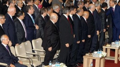 LİDERLERDEN GERGİN SELAMLAŞMA...