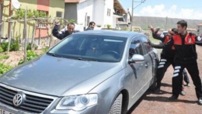 Kendi kafasına sıktı!