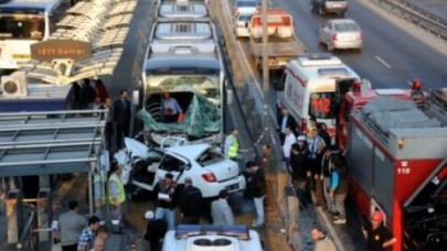 Avcılar'da metrobüsle kafa kafaya çarpıştı !