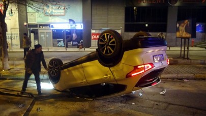 Refüje çarptı takla attı