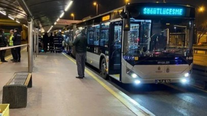 Küçükçekmecede yola düşen kişi, metrobüsün altında kalarak öldü