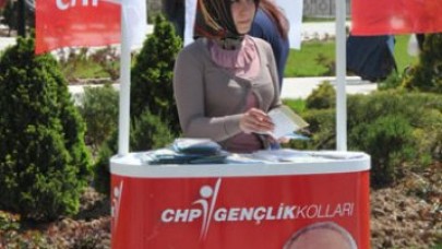CHP standında türbanlı görevli