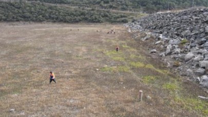 Barajlarda sular çekildi, atıklar gün yüzüne çıktı