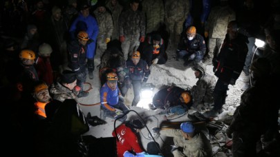 Deprem felaketinde ikinci gün: 3 bin 381 kişi hayatını kaybetti, arama kurtarma çalışmaları sürüyor