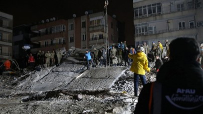 Elbistanda enkaz altında yardım bekleyen bir bebek donarak öldü